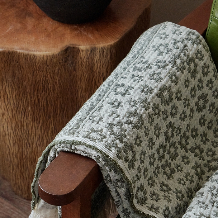 91家纺网 家纺一手货源 找家纺 子和家居 2025新款全棉色织提花毯子毛毯-墨茵 雏菊