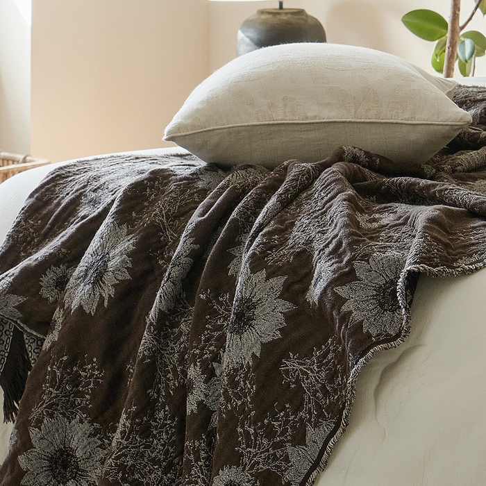 91家纺网 家纺一手货源 找家纺 子和家居 2025新款全棉色织提花毯子毛毯-墨茵 向往生花（咖）