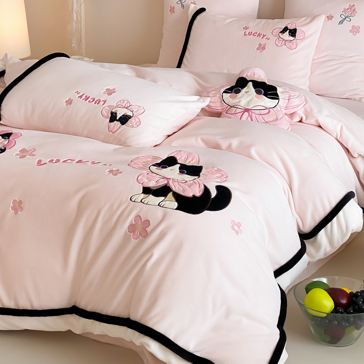 91家纺网 家纺一手货源 找家纺 （总）MIU缪家居 2025新款秋冬牛奶绒四件套桃花猫