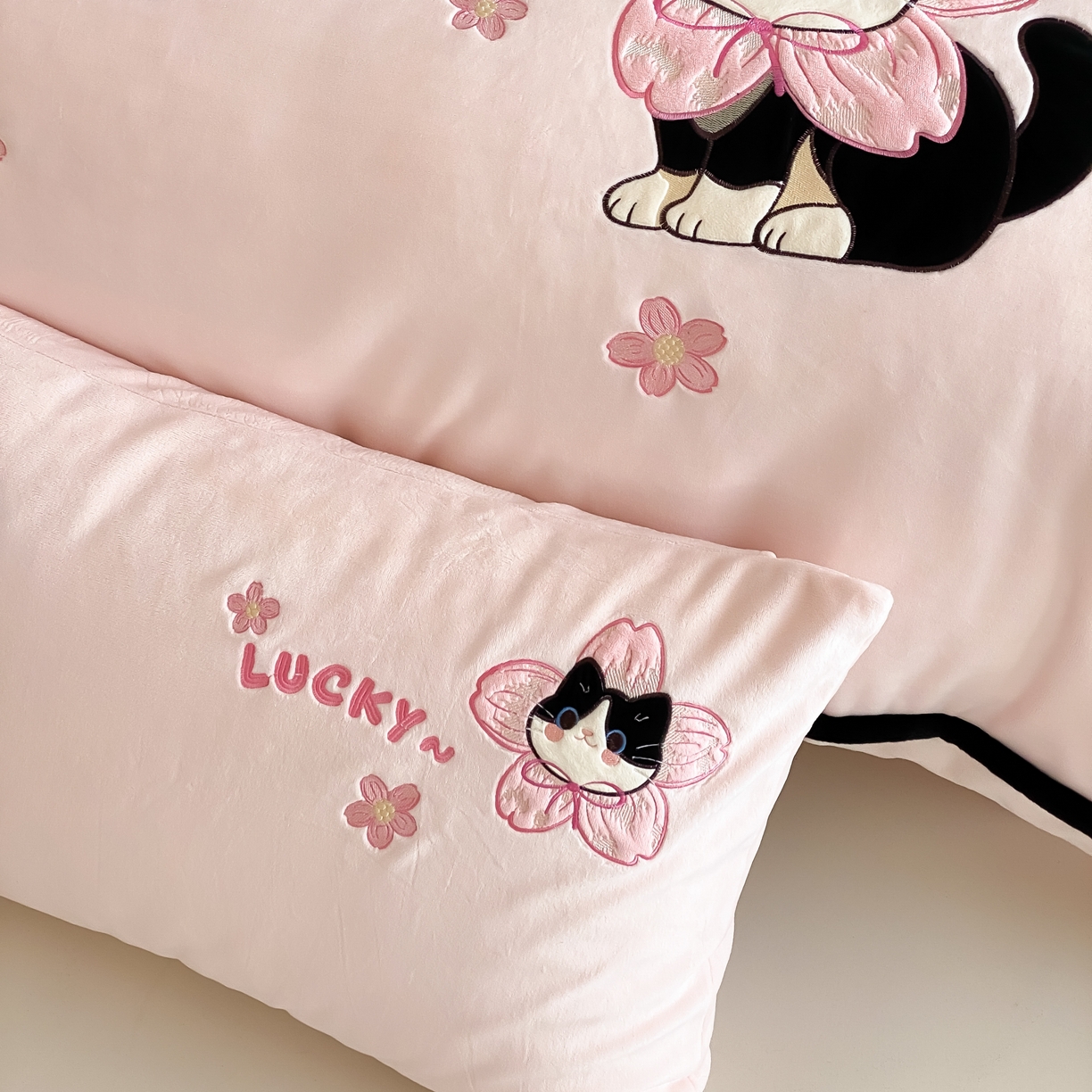 91家纺网 家纺一手货源 找家纺 （总）MIU缪家居 2025新款秋冬牛奶绒四件套桃花猫