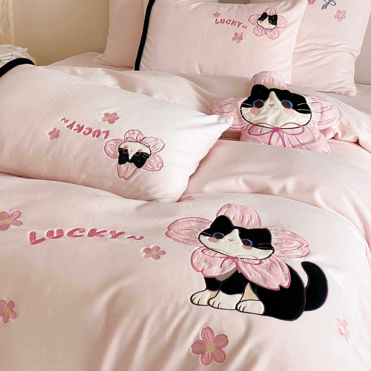 91家纺网 家纺一手货源 找家纺 （总）MIU缪家居 2025新款秋冬牛奶绒四件套桃花猫