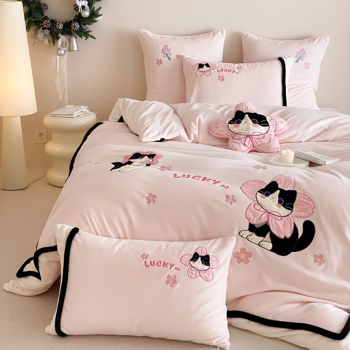 91家纺网 家纺一手货源 找家纺 （总）MIU缪家居 2025新款秋冬牛奶绒四件套桃花猫