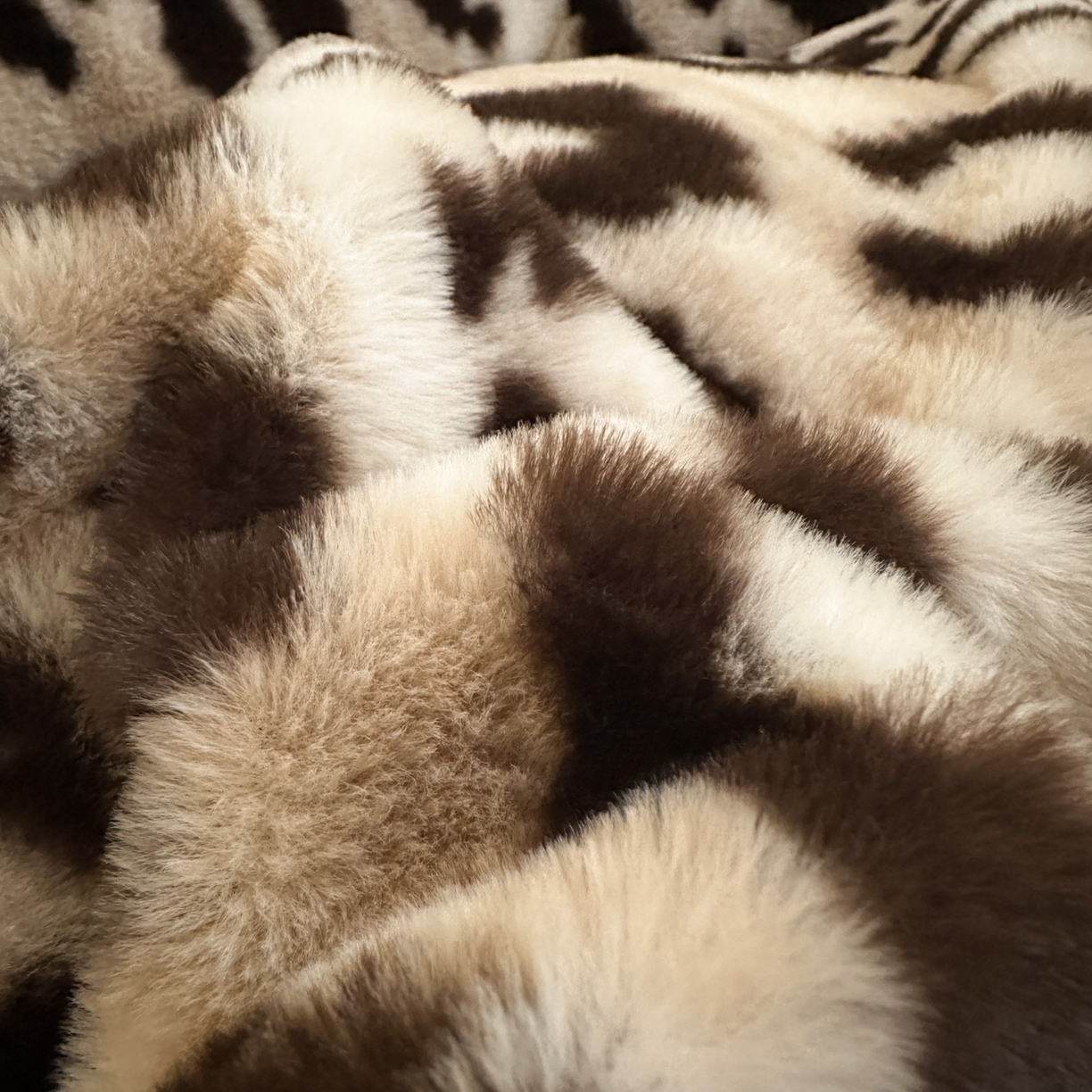 91家纺网 家纺一手货源 找家纺 乐童家纺 2025新款高克重兔毛牛奶绒四件套 兔毛豹纹咖