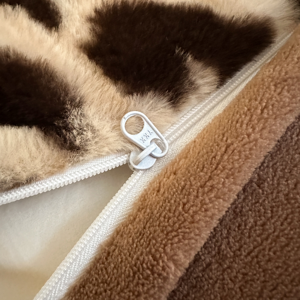 91家纺网 家纺一手货源 找家纺 乐童家纺 2025新款高克重兔毛牛奶绒四件套 兔毛豹纹咖