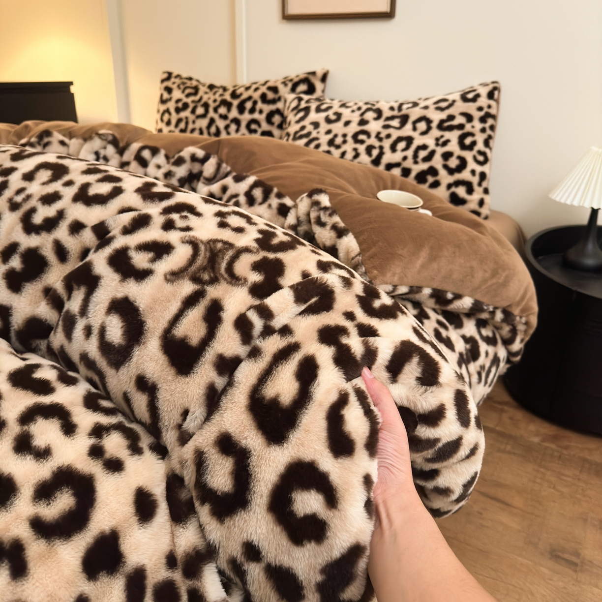 91家纺网 家纺一手货源 找家纺 乐童家纺 2025新款高克重兔毛牛奶绒四件套 兔毛豹纹咖