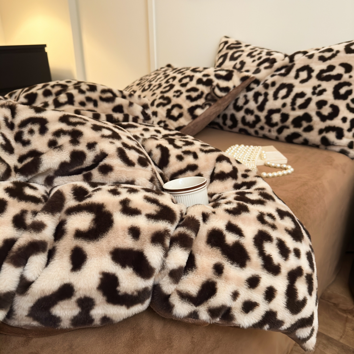 91家纺网 家纺一手货源 找家纺 乐童家纺 2025新款高克重兔毛牛奶绒四件套 兔毛豹纹咖