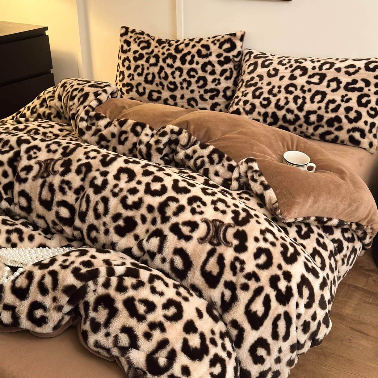 91家纺网 家纺一手货源 找家纺 乐童家纺 2025新款高克重兔毛牛奶绒四件套 兔毛豹纹咖