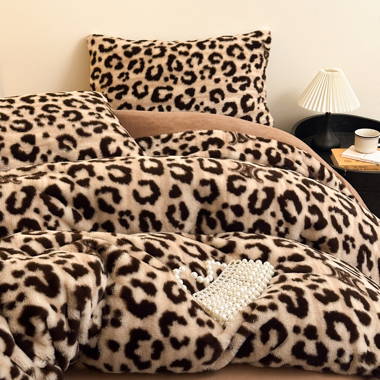 91家纺网 家纺一手货源 找家纺 乐童家纺 2025新款高克重兔毛牛奶绒四件套 兔毛豹纹咖