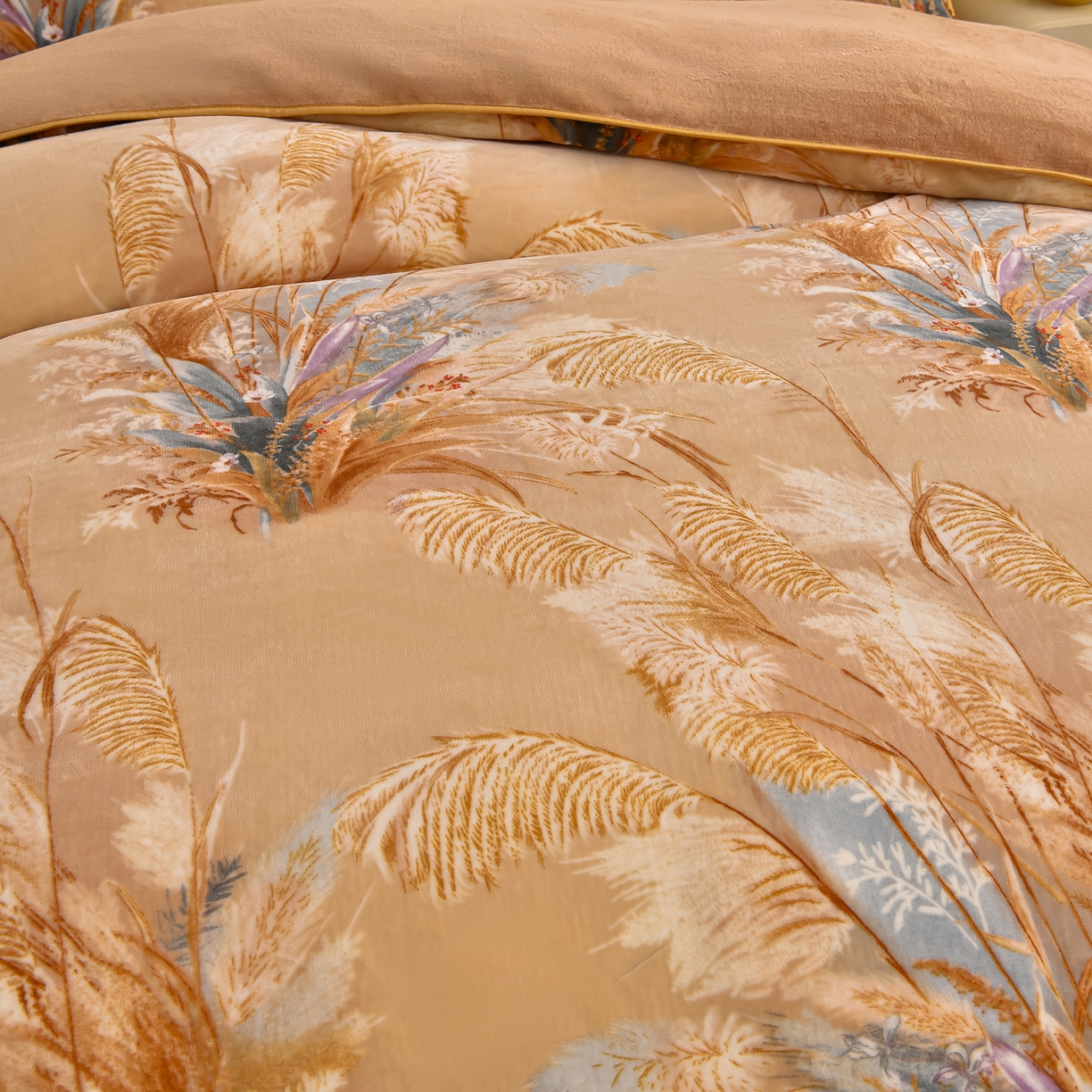 91家纺网 家纺一手货源 找家纺 赫本 2025新品8斤爆品牛奶绒四件套床裙款金雕绒法莱绒四套件 扶摇