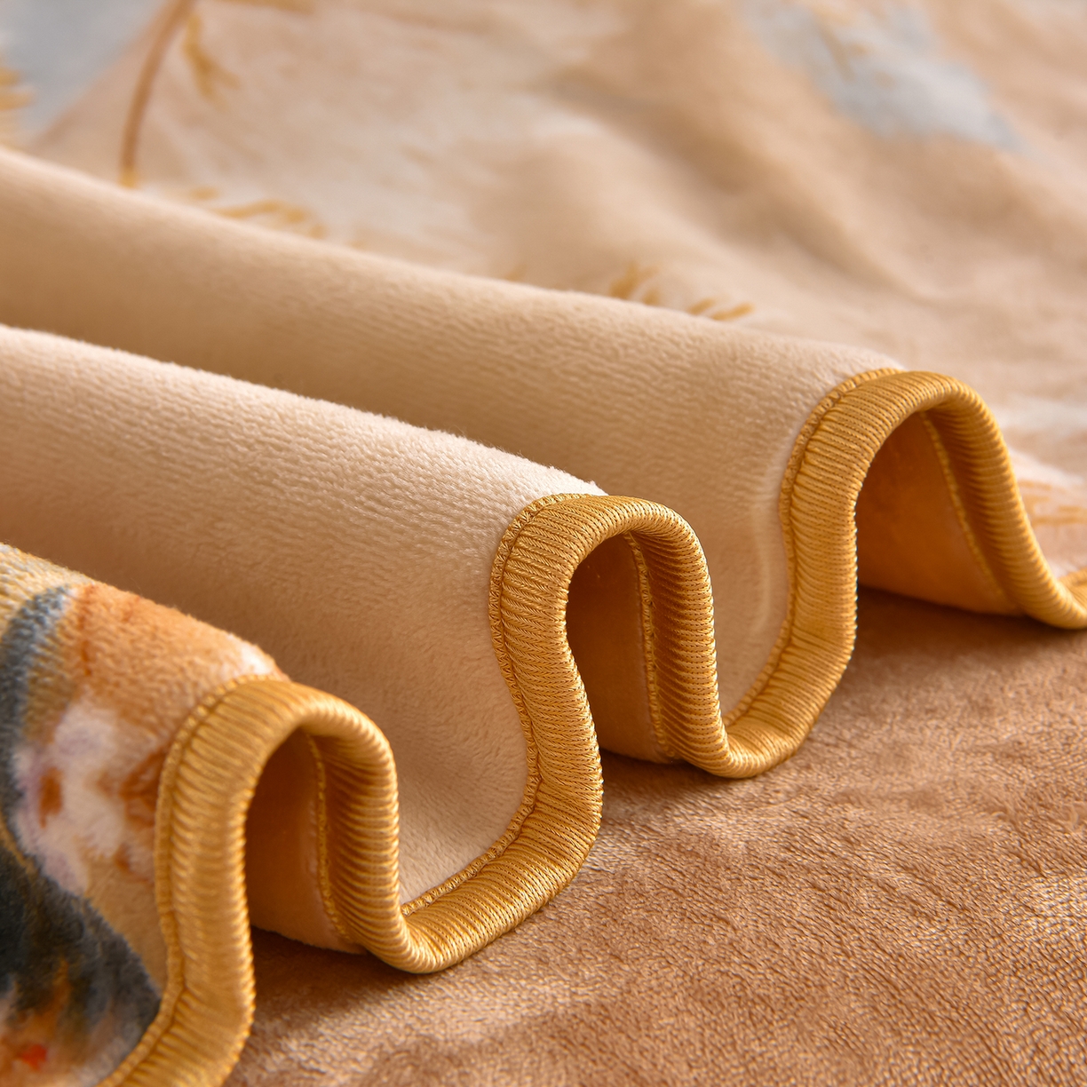 91家纺网 家纺一手货源 找家纺 赫本 2025新品8斤爆品牛奶绒四件套床裙款金雕绒法莱绒四套件 扶摇