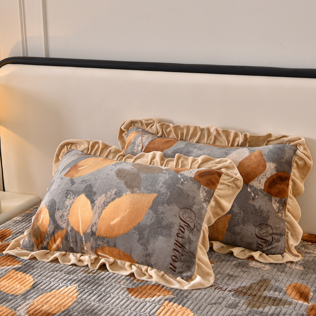 91家纺网 家纺一手货源 找家纺 赫本家纺  2025高克重牛奶绒花边床盖款四件套 七里香