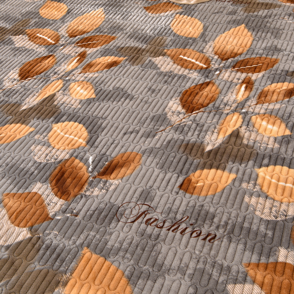 91家纺网 家纺一手货源 找家纺 赫本家纺  2025高克重牛奶绒花边床盖款四件套 七里香