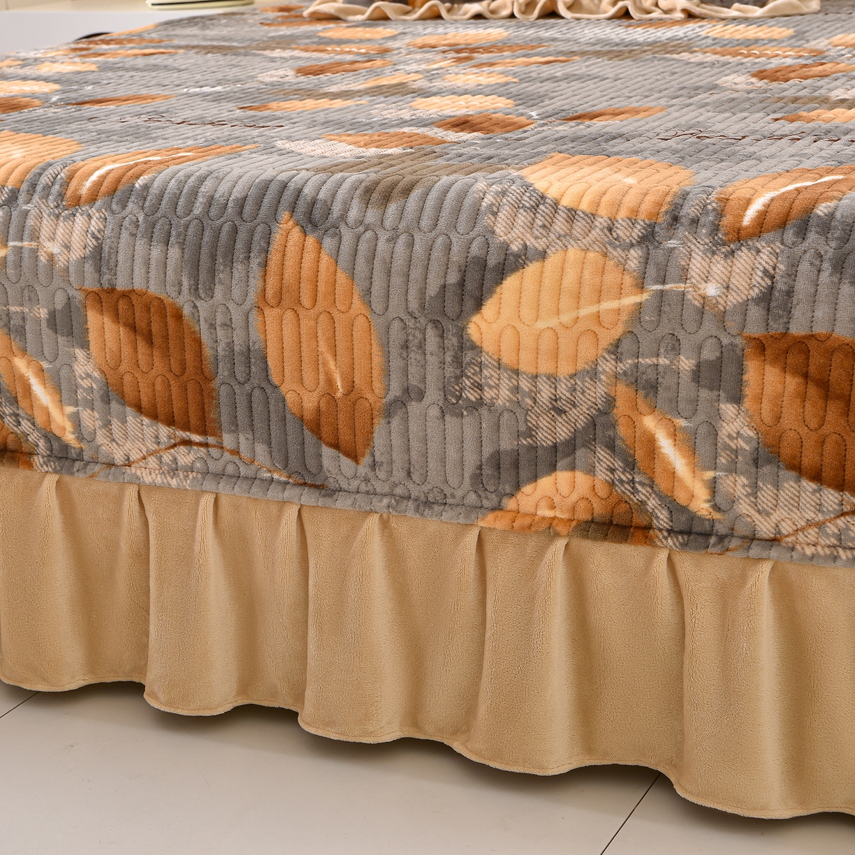 91家纺网 家纺一手货源 找家纺 赫本家纺  2025高克重牛奶绒花边床盖款四件套 七里香