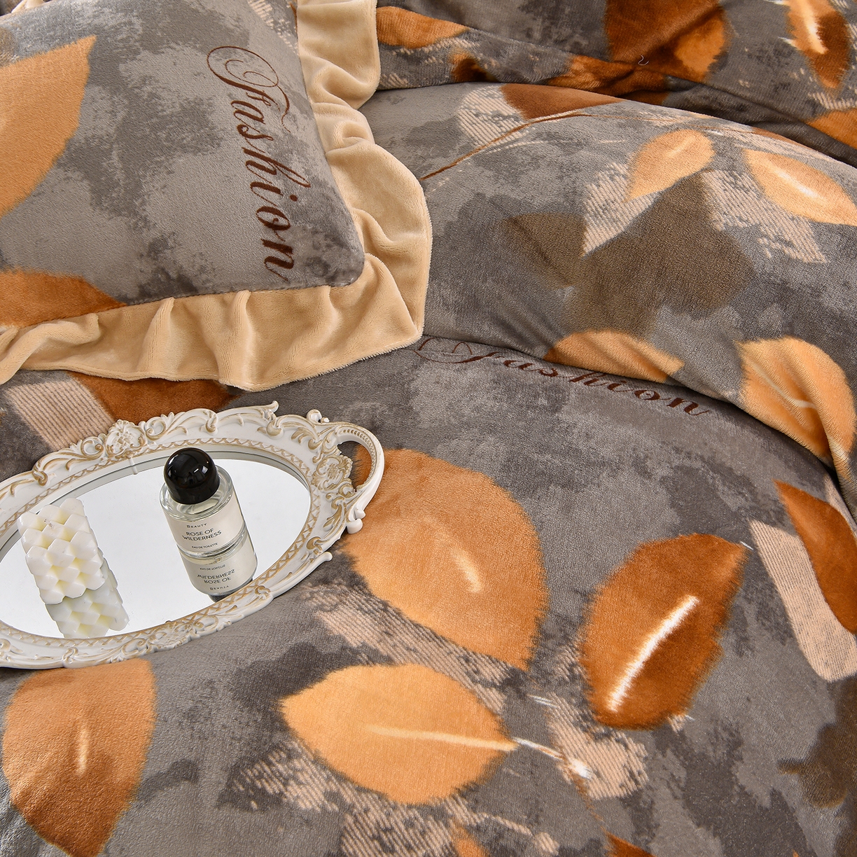 91家纺网 家纺一手货源 找家纺 赫本家纺  2025高克重牛奶绒花边床盖款四件套 七里香