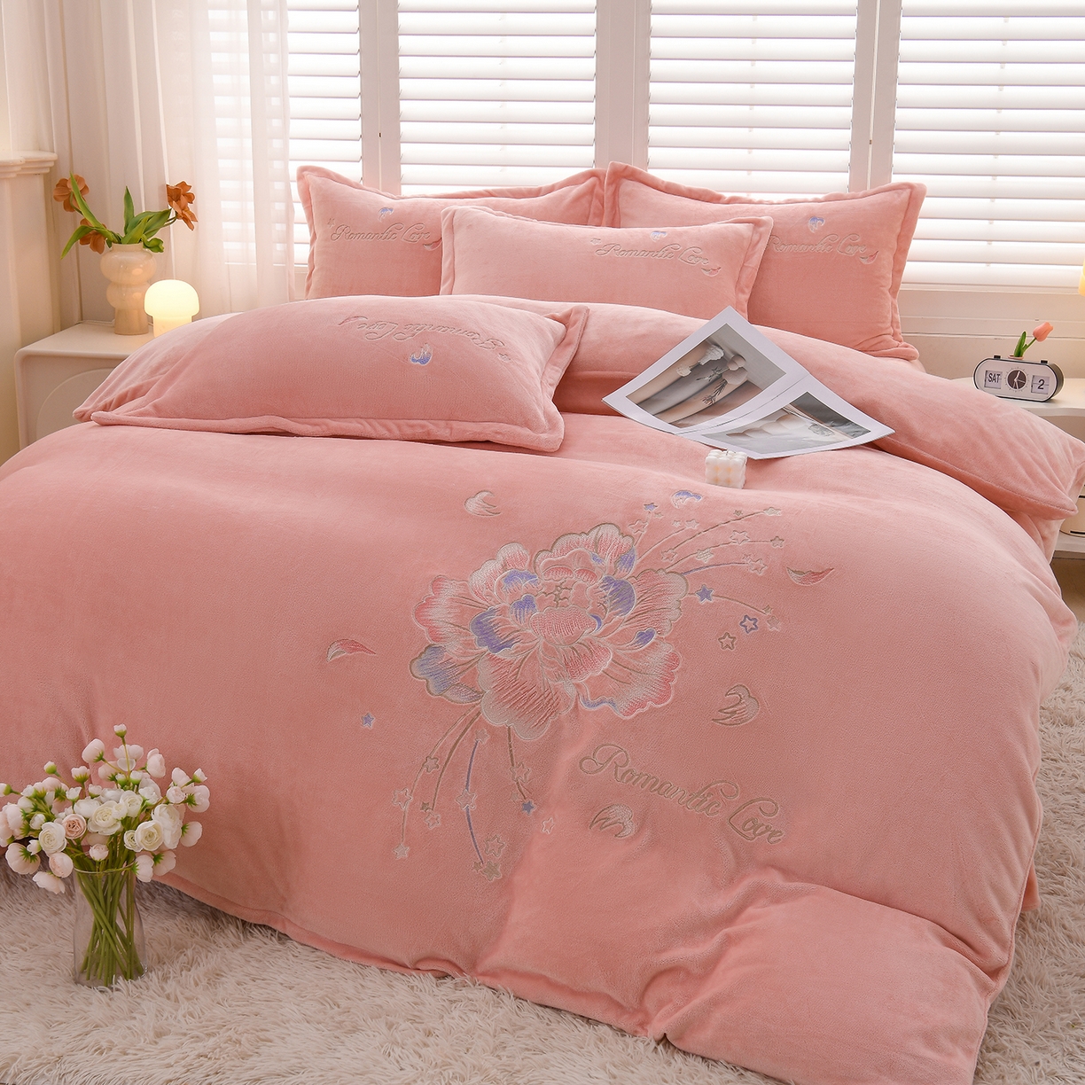 91家纺网 家纺一手货源 找家纺 绒小宣 2025新款高克重牛奶绒刺绣四件套 花开富贵-粉