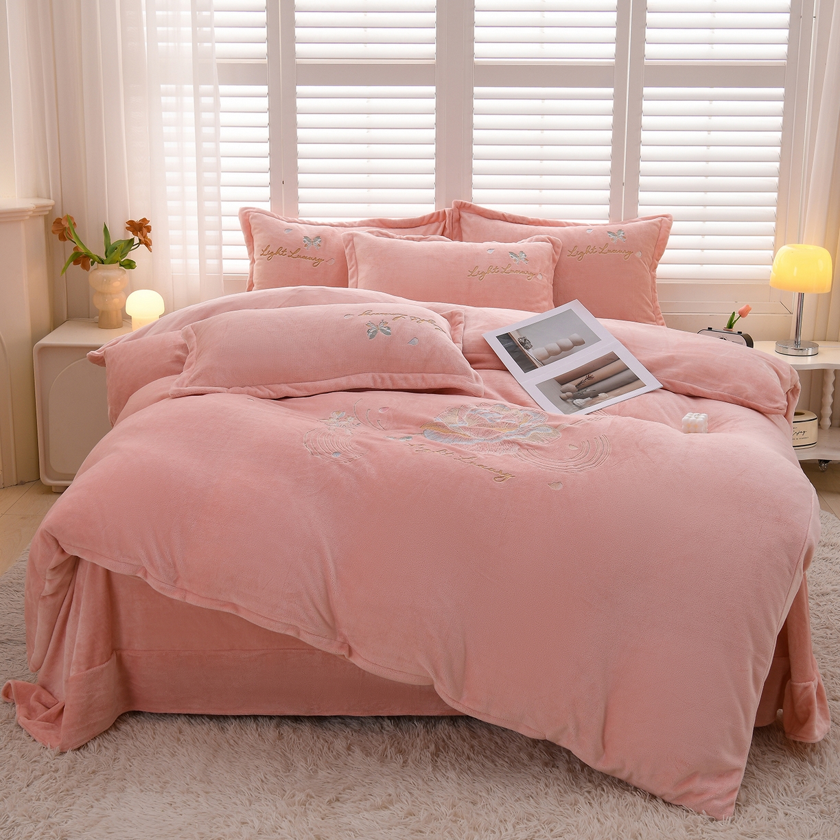 91家纺网 家纺一手货源 找家纺 绒小宣 2025新款高克重牛奶绒刺绣四件套 蝶恋花粉