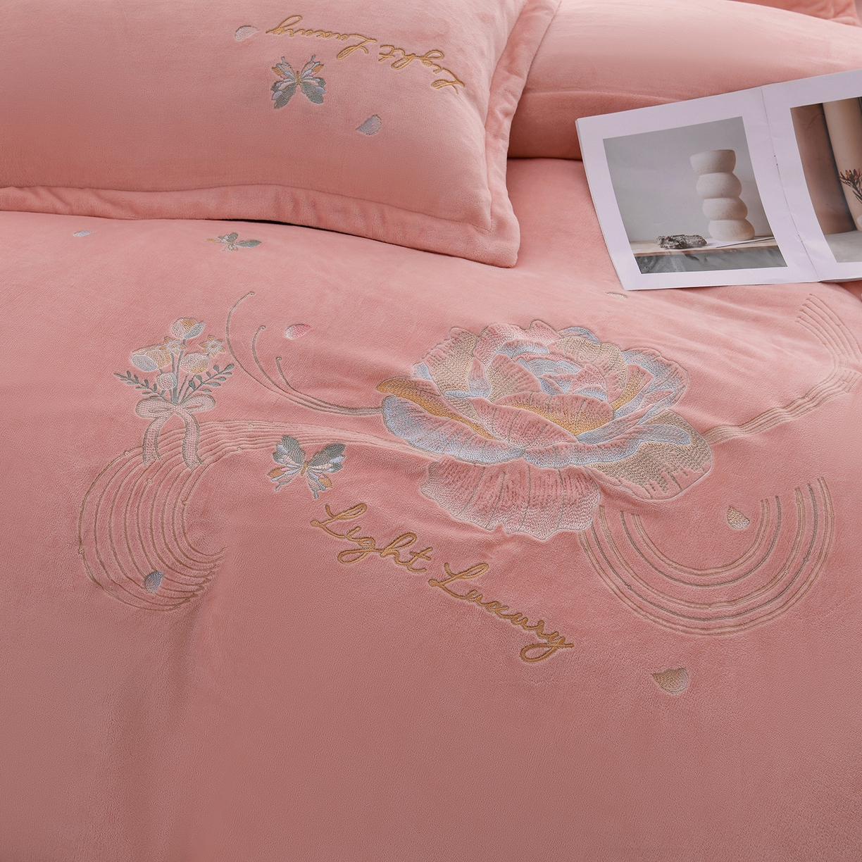 91家纺网 家纺一手货源 找家纺 绒小宣 2025新款高克重牛奶绒刺绣四件套 蝶恋花粉