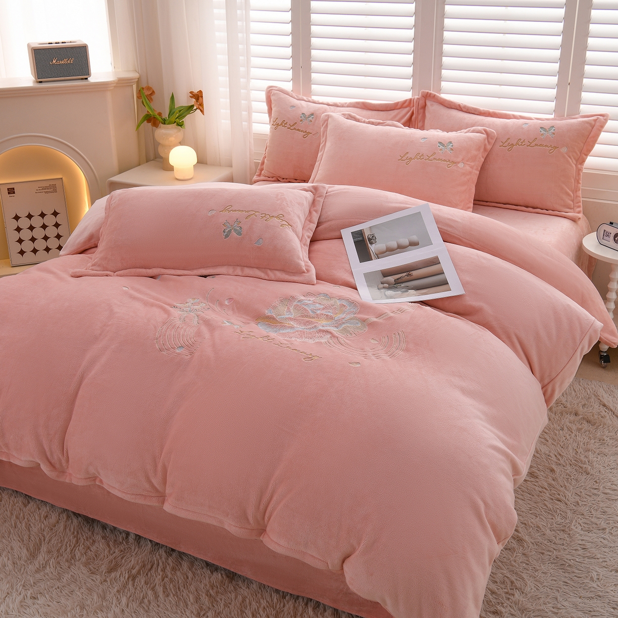 91家纺网 家纺一手货源 找家纺 绒小宣 2025新款高克重牛奶绒刺绣四件套 蝶恋花粉