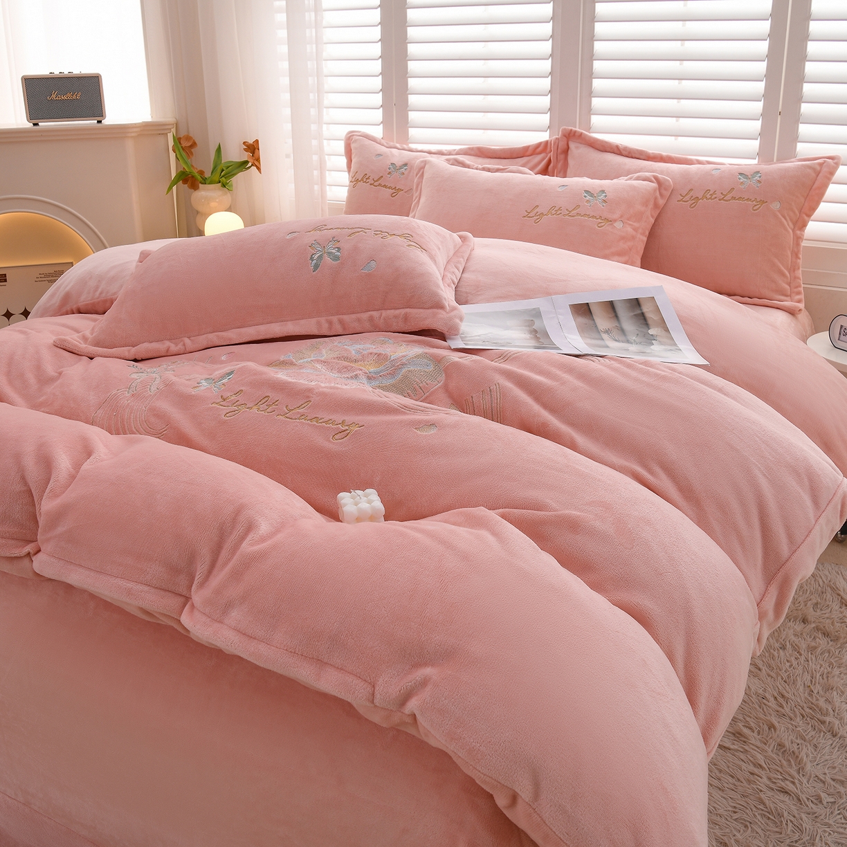 91家纺网 家纺一手货源 找家纺 绒小宣 2025新款高克重牛奶绒刺绣四件套 蝶恋花粉