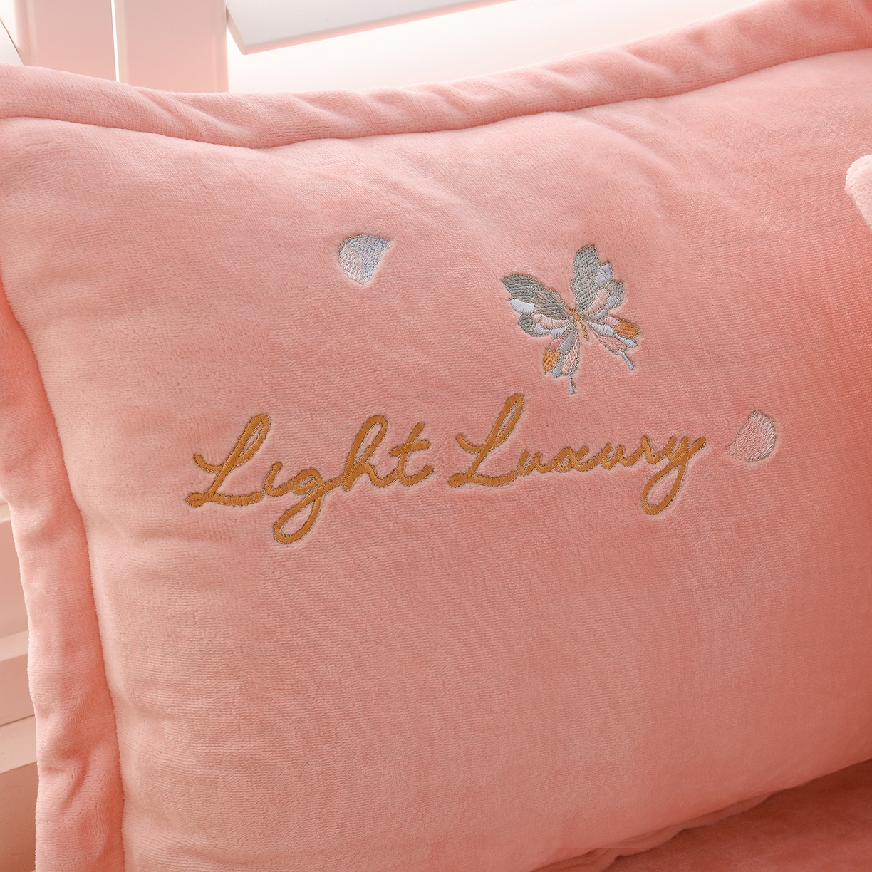 91家纺网 家纺一手货源 找家纺 绒小宣 2025新款高克重牛奶绒刺绣四件套 蝶恋花粉