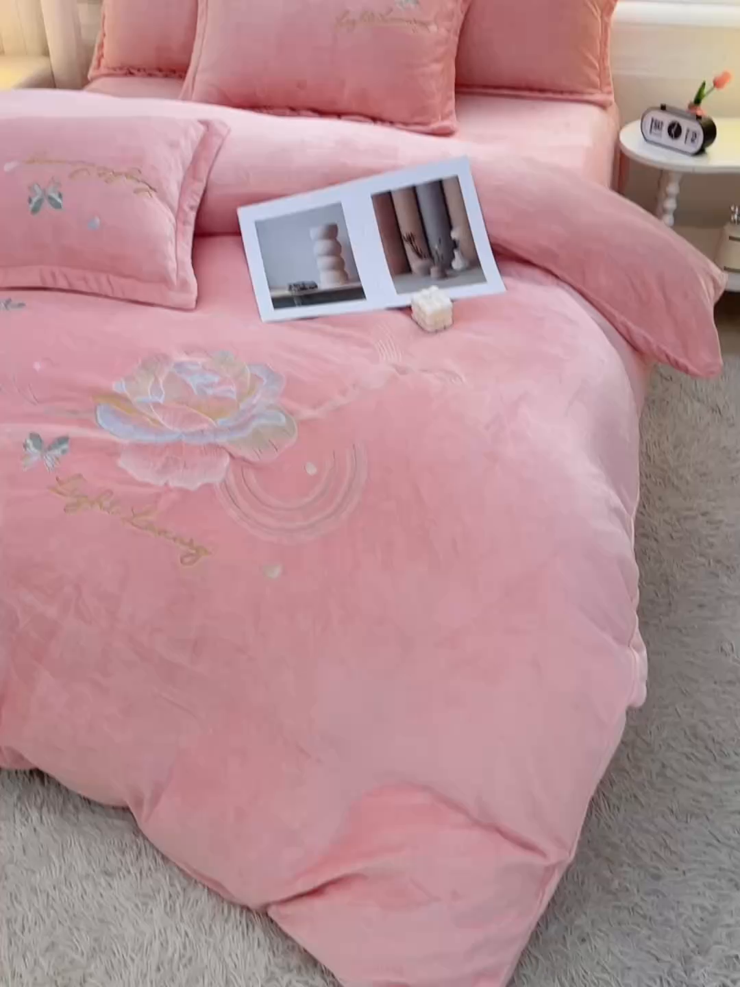 91家纺网 家纺一手货源 找家纺 绒小宣 2025新款高克重牛奶绒刺绣四件套 蝶恋花粉