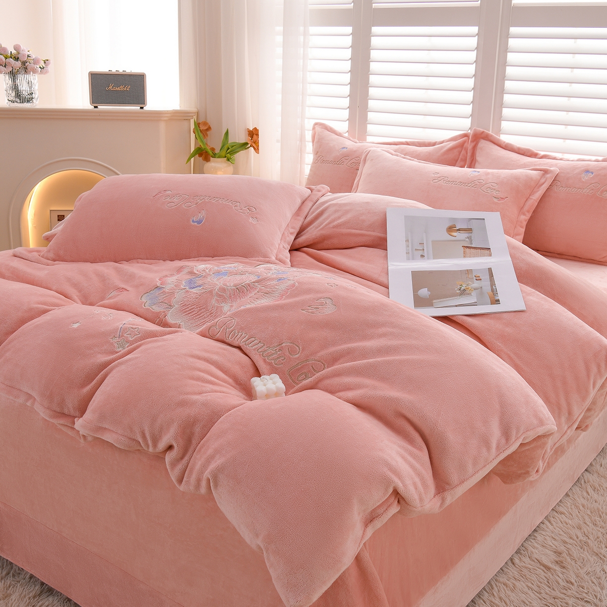 91家纺网 家纺一手货源 找家纺 绒小宣 2025新款高克重牛奶绒刺绣四件套 花开富贵-粉