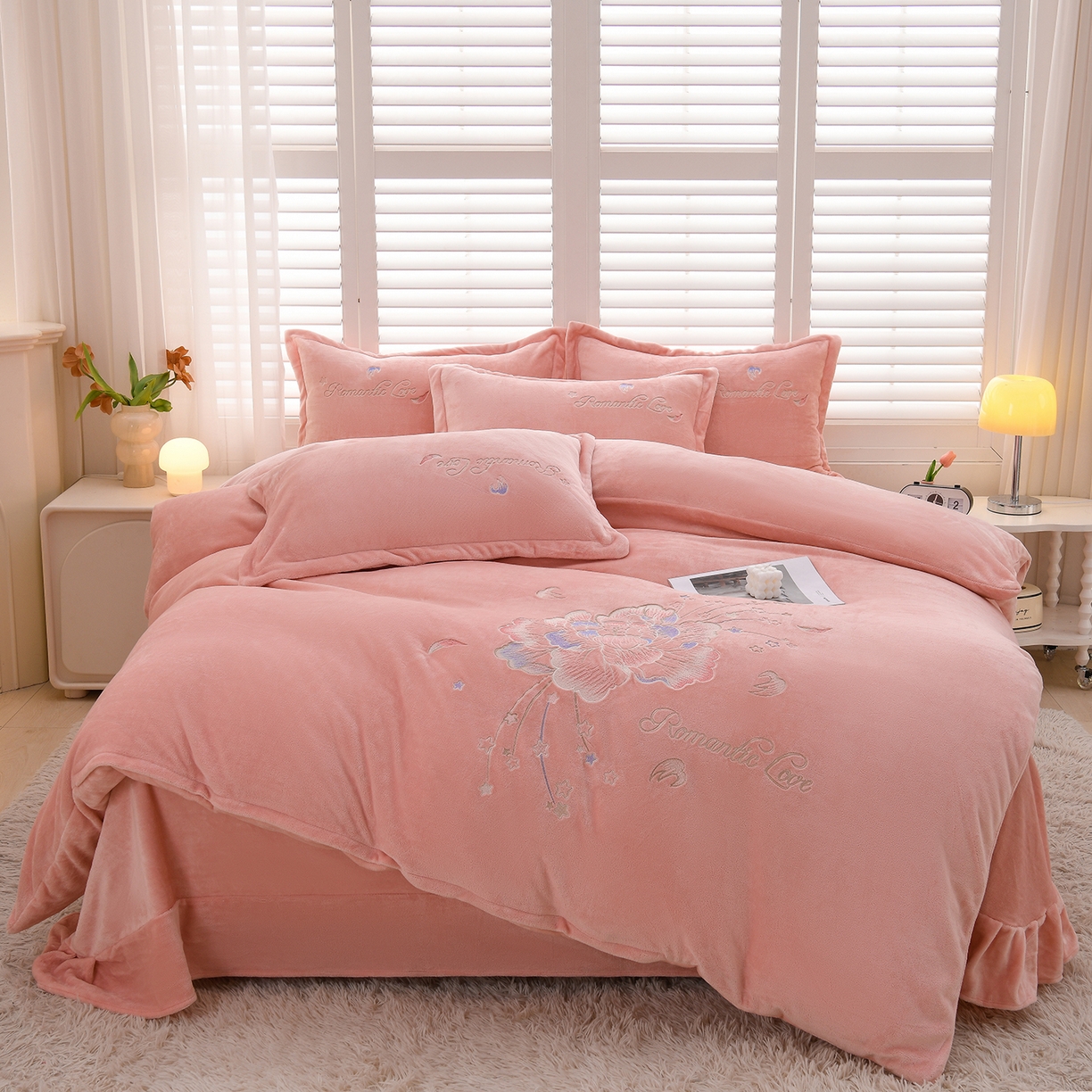 91家纺网 家纺一手货源 找家纺 绒小宣 2025新款高克重牛奶绒刺绣四件套 花开富贵-粉