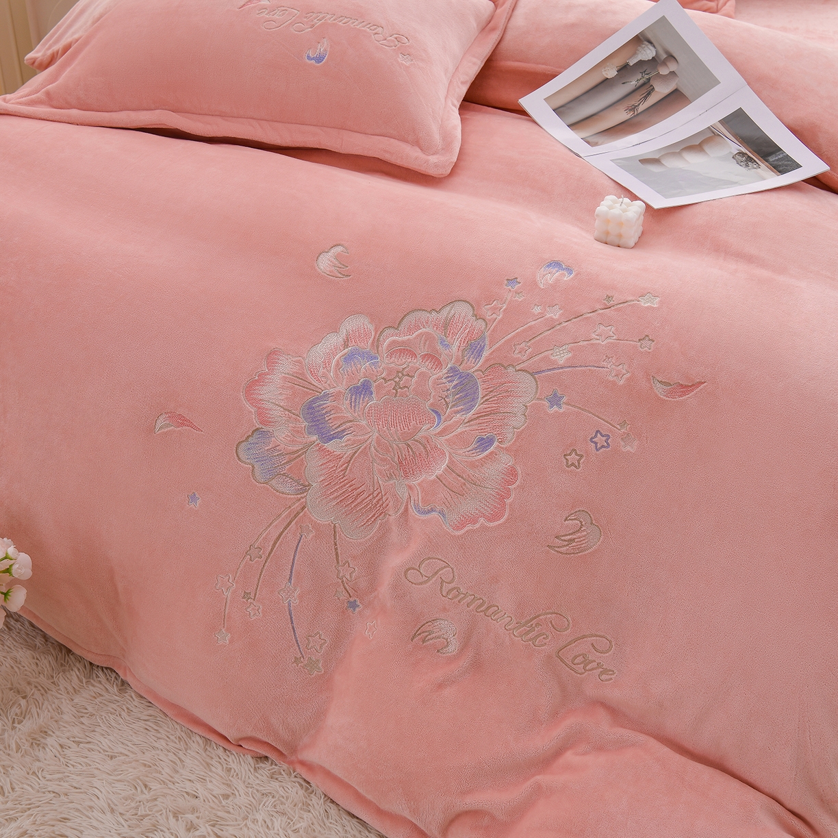 91家纺网 家纺一手货源 找家纺 绒小宣 2025新款高克重牛奶绒刺绣四件套 花开富贵-粉