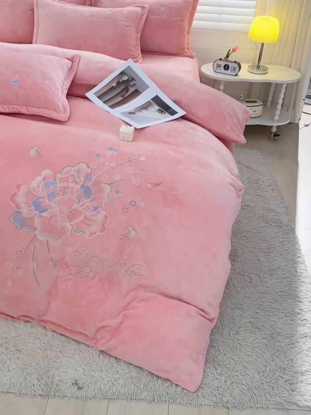 91家纺网 家纺一手货源 找家纺 绒小宣 2025新款高克重牛奶绒刺绣四件套 花开富贵-粉