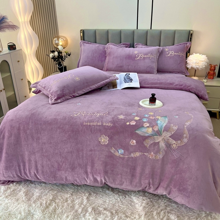 91家纺网 家纺一手货源 找家纺 （总）逸林家纺《原希尔顿逸林》 2025新款简约牛奶绒绣花四件套-铃兰系列