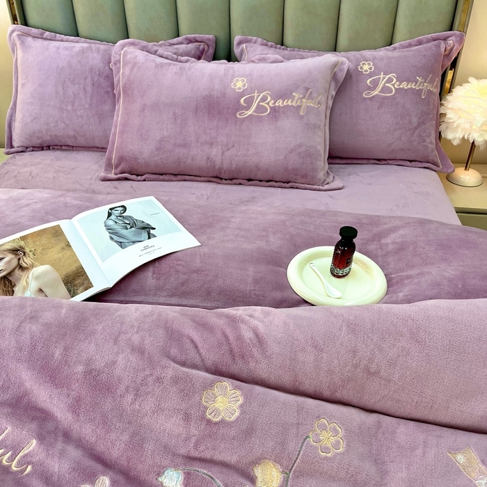 91家纺网 家纺一手货源 找家纺 （总）逸林家纺《原希尔顿逸林》 2025新款简约牛奶绒绣花四件套-铃兰系列