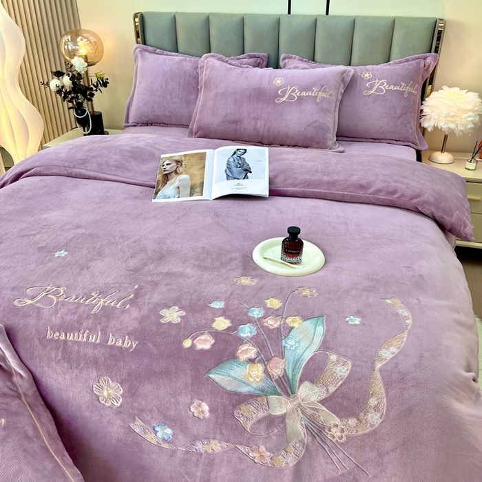 91家纺网 家纺一手货源 找家纺 （总）逸林家纺《原希尔顿逸林》 2025新款简约牛奶绒绣花四件套-铃兰系列