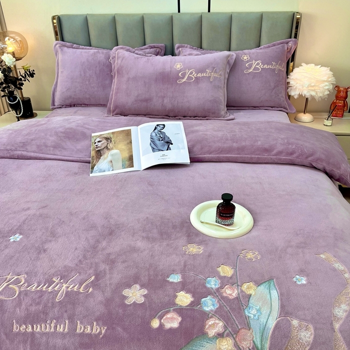 91家纺网 家纺一手货源 找家纺 （总）逸林家纺《原希尔顿逸林》 2025新款简约牛奶绒绣花四件套-铃兰系列