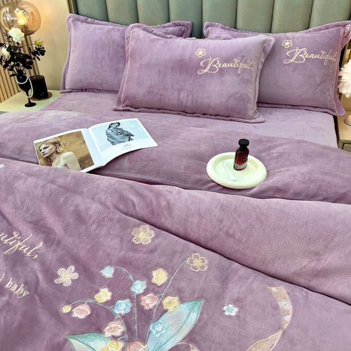 91家纺网 家纺一手货源 找家纺 （总）逸林家纺《原希尔顿逸林》 2025新款简约牛奶绒绣花四件套-铃兰系列