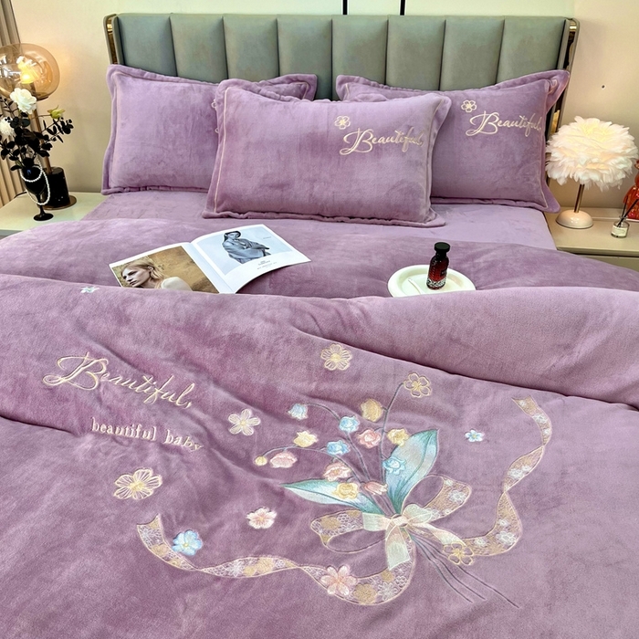 91家纺网 家纺一手货源 找家纺 （总）逸林家纺《原希尔顿逸林》 2025新款简约牛奶绒绣花四件套-铃兰系列