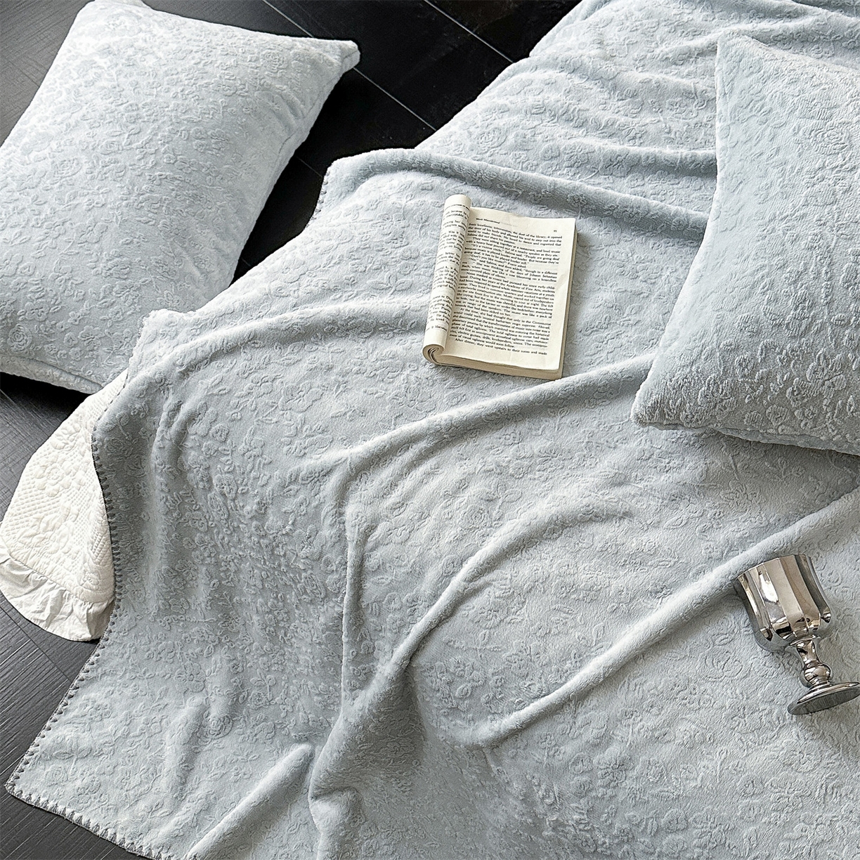 91家纺网 家纺一手货源 找家纺 丝幔家纺 2025新款法式雕花复合毛毯毯子 法式-观心灰