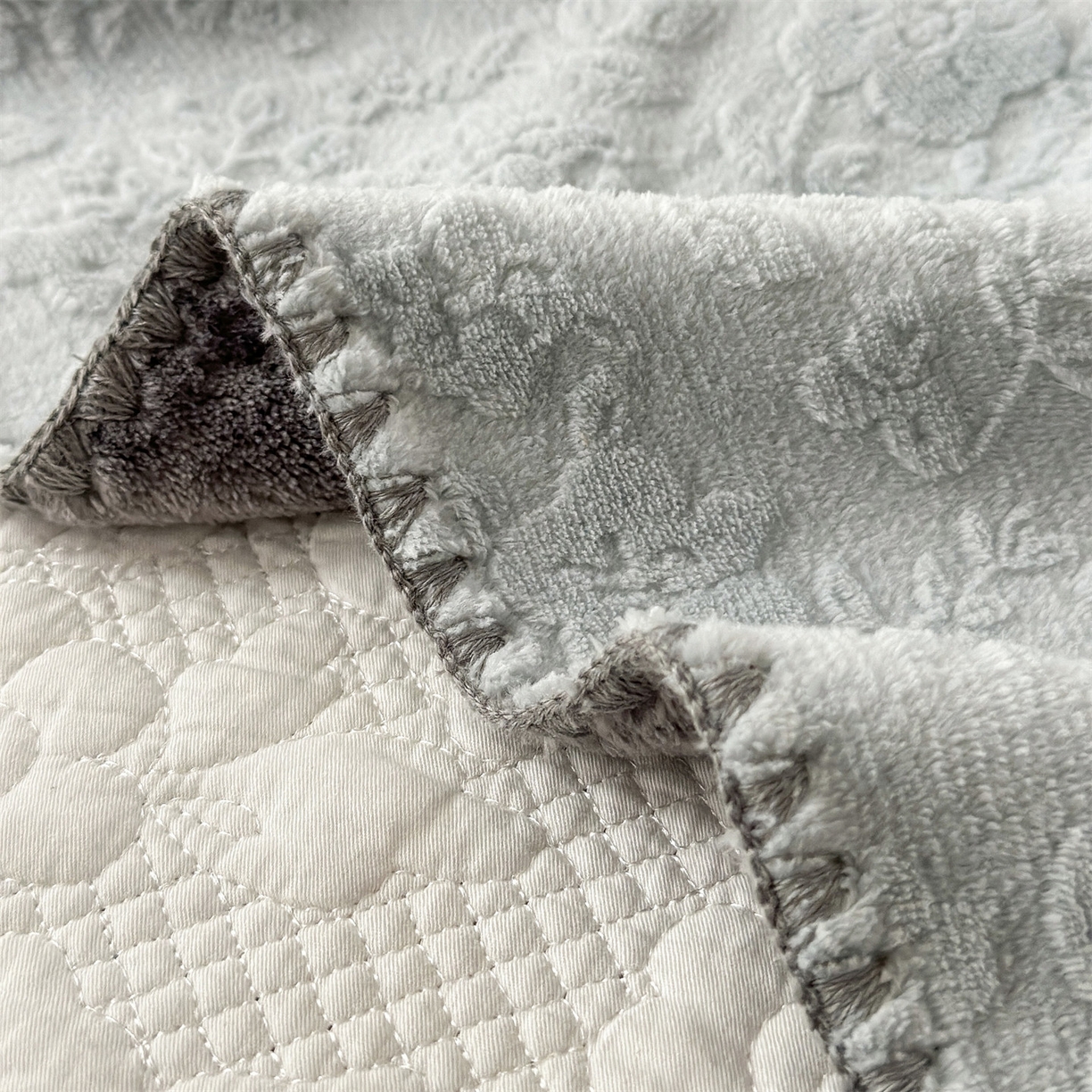 91家纺网 家纺一手货源 找家纺 丝幔家纺 2025新款法式雕花复合毛毯毯子 法式-观心灰