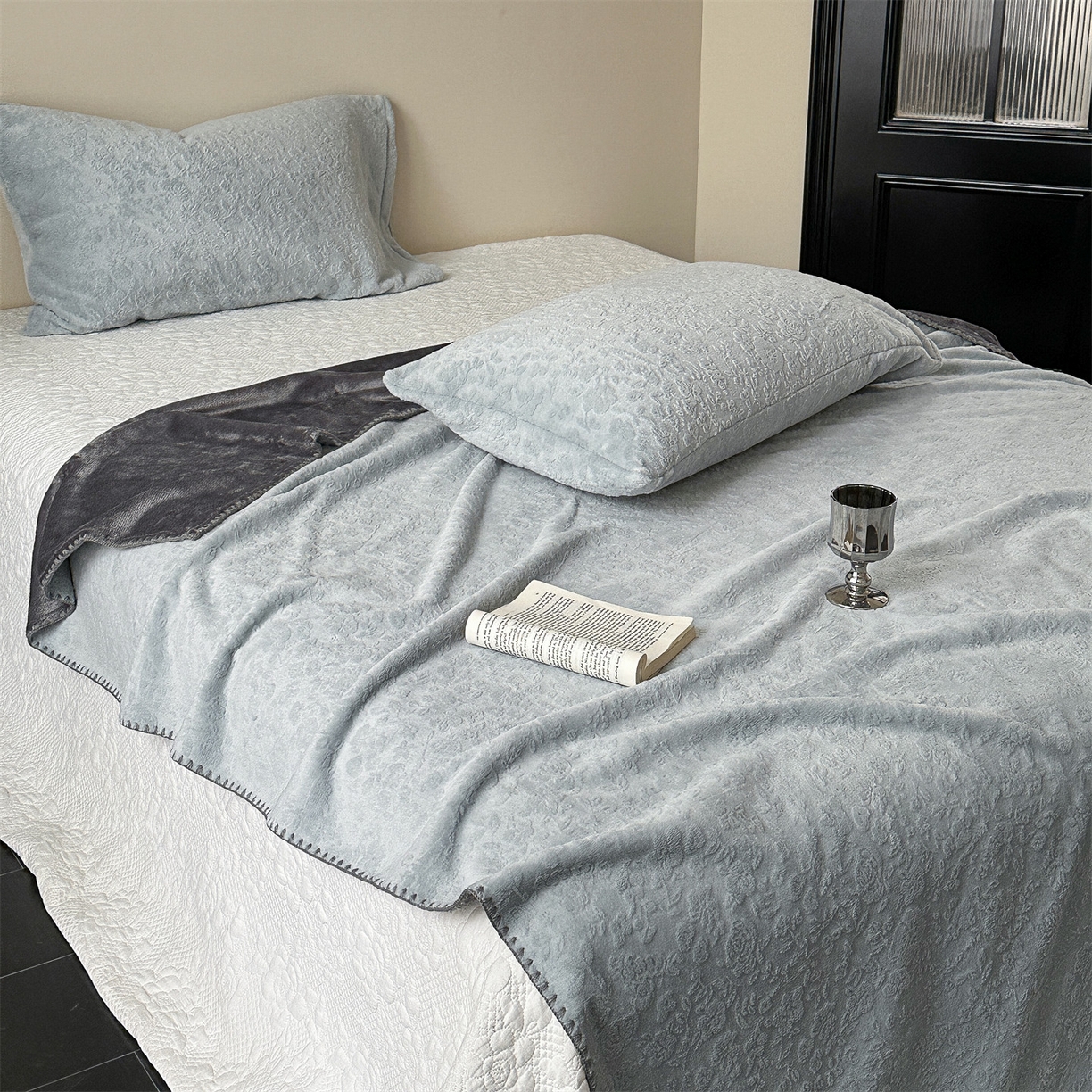 91家纺网 家纺一手货源 找家纺 丝幔家纺 2025新款法式雕花复合毛毯毯子 法式-观心灰