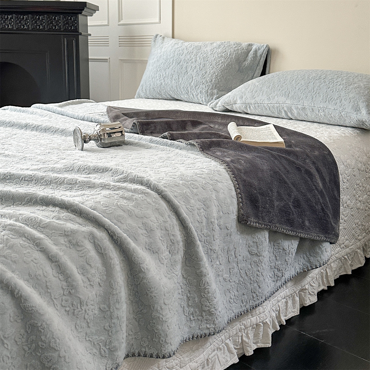 91家纺网 家纺一手货源 找家纺 丝幔家纺 2025新款法式雕花复合毛毯毯子 法式-观心灰
