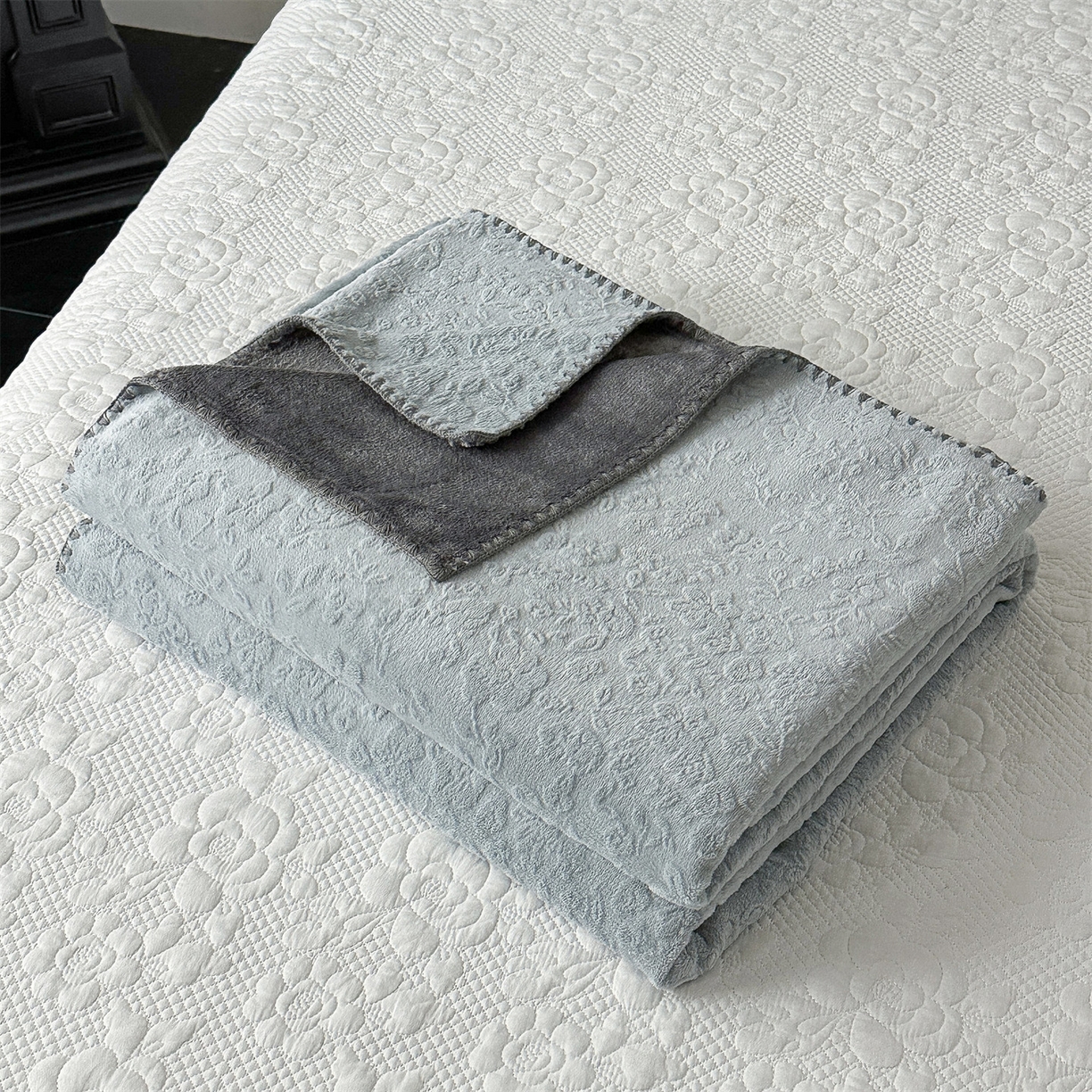 91家纺网 家纺一手货源 找家纺 丝幔家纺 2025新款法式雕花复合毛毯毯子 法式-观心灰