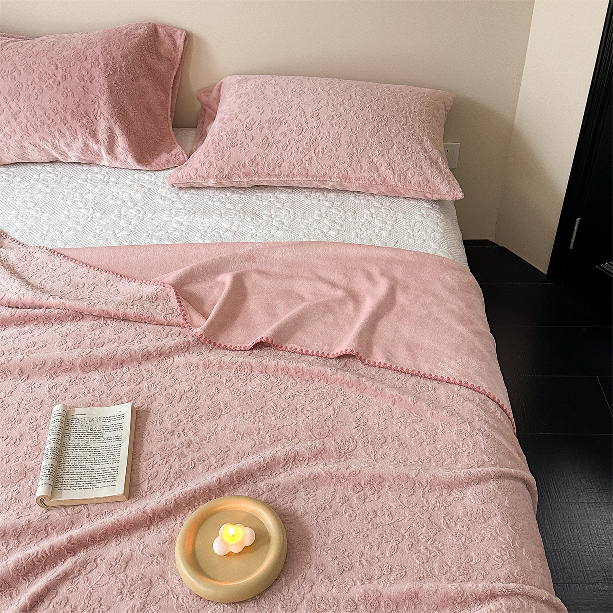 91家纺网 家纺一手货源 找家纺 丝幔家纺 2025新款法式雕花复合毛毯毯子 法式-橡粉