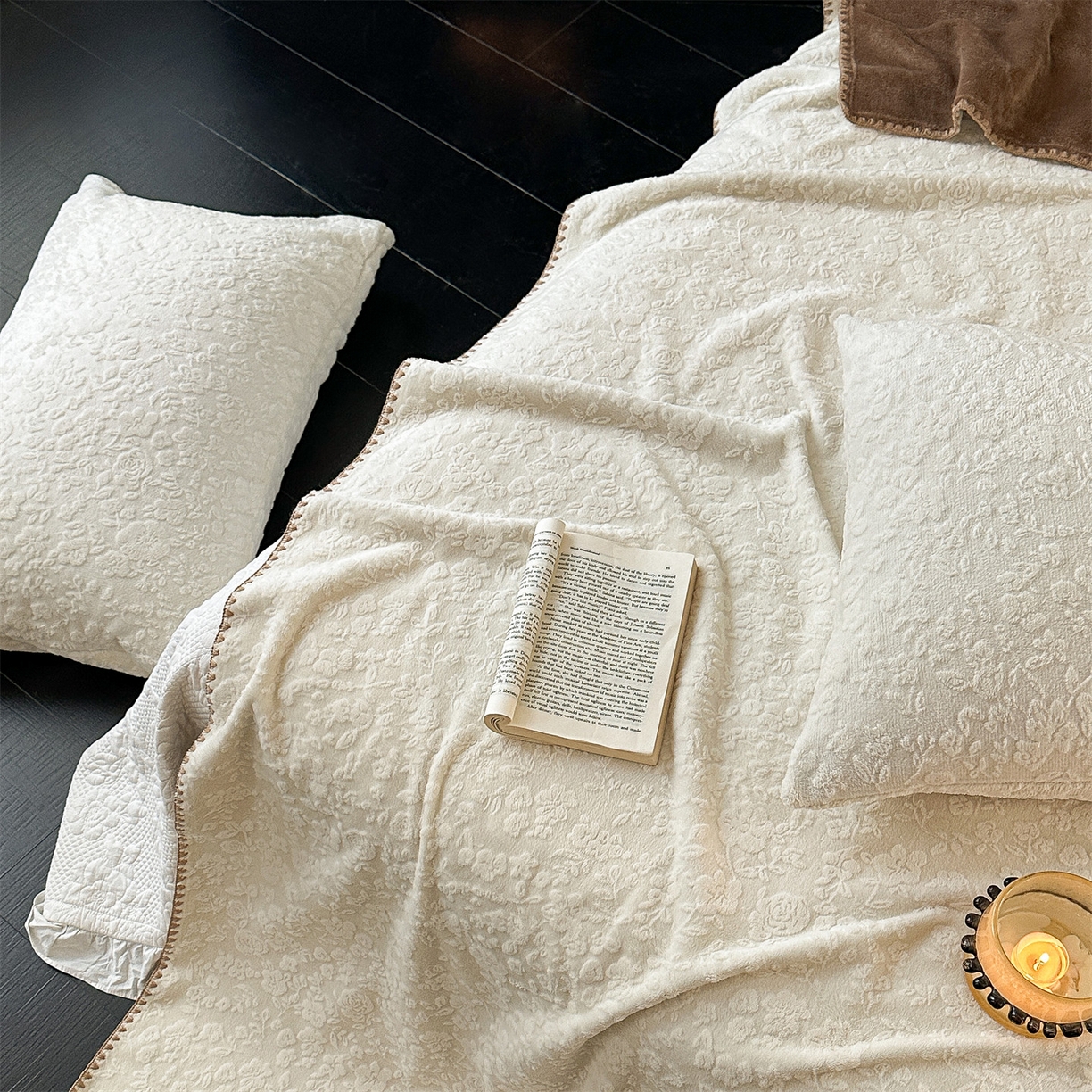 91家纺网 家纺一手货源 找家纺 丝幔家纺 2025新款法式雕花复合毛毯毯子 法式-米色