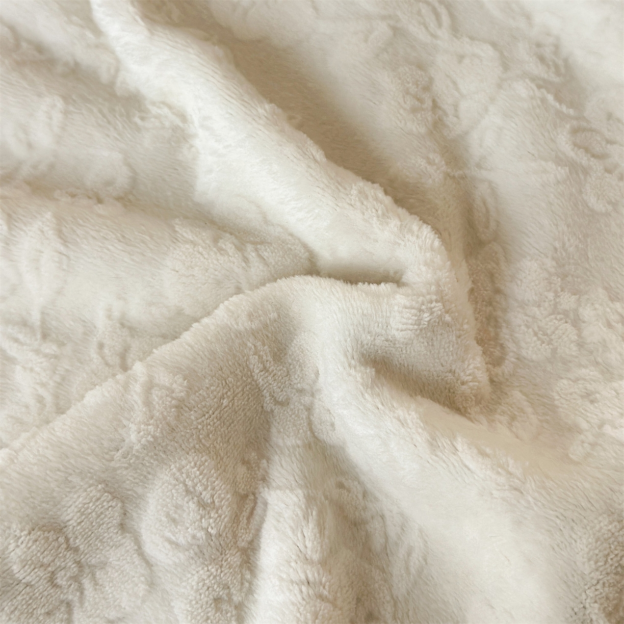 91家纺网 家纺一手货源 找家纺 丝幔家纺 2025新款法式雕花复合毛毯毯子 法式-米色