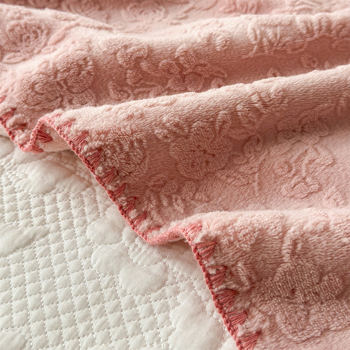 91家纺网 家纺一手货源 找家纺 丝幔家纺 2025新款法式雕花复合毛毯毯子 法式-橡粉