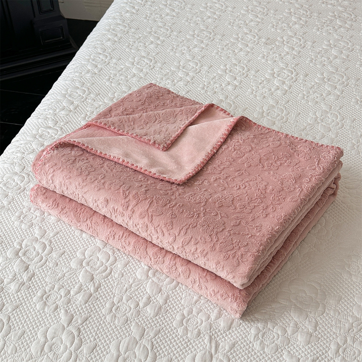 91家纺网 家纺一手货源 找家纺 丝幔家纺 2025新款法式雕花复合毛毯毯子 法式-橡粉