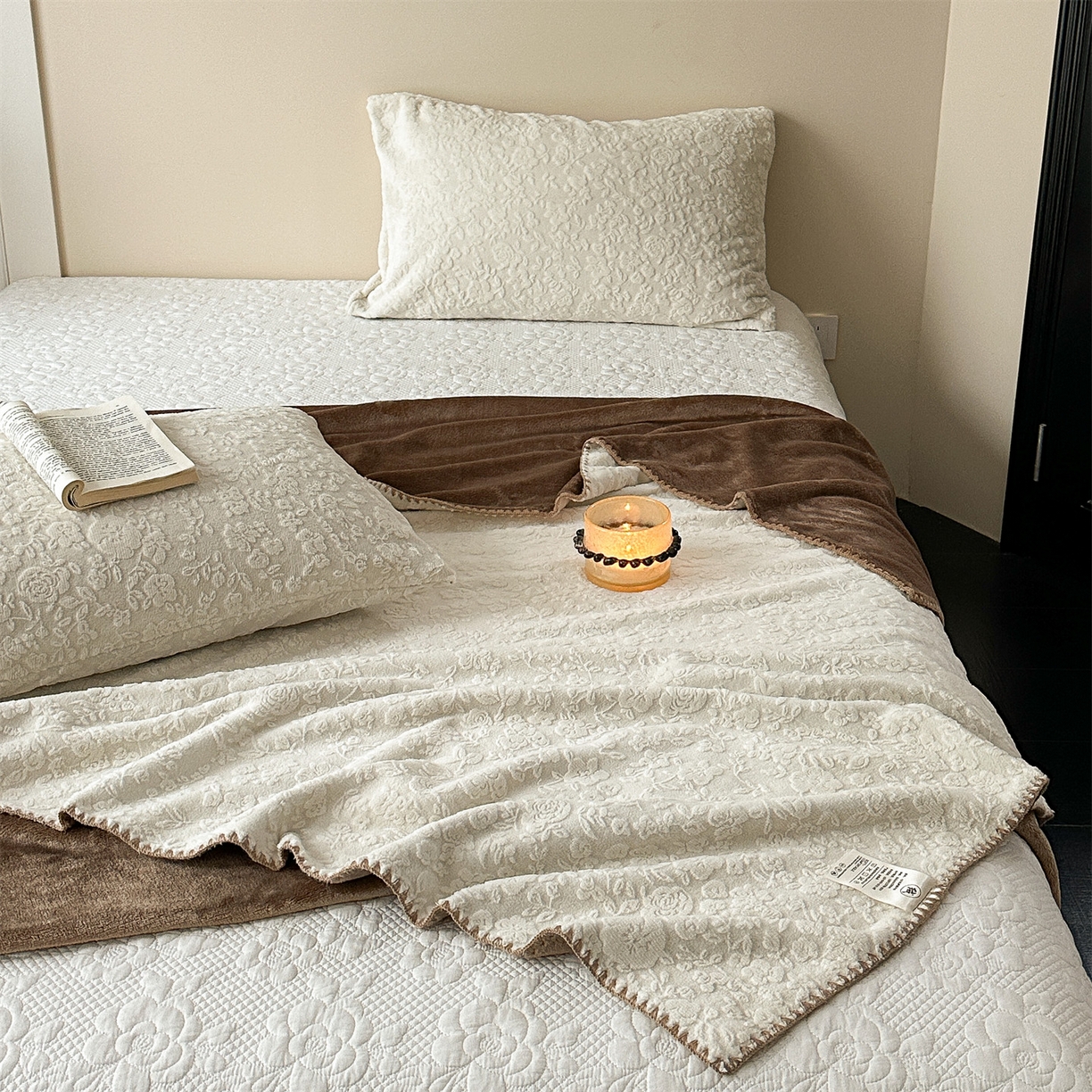 91家纺网 家纺一手货源 找家纺 丝幔家纺 2025新款法式雕花复合毛毯毯子 法式-米色