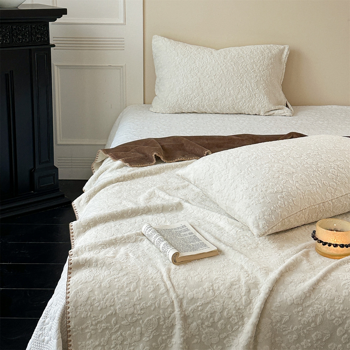 91家纺网 家纺一手货源 找家纺 丝幔家纺 2025新款法式雕花复合毛毯毯子 法式-米色