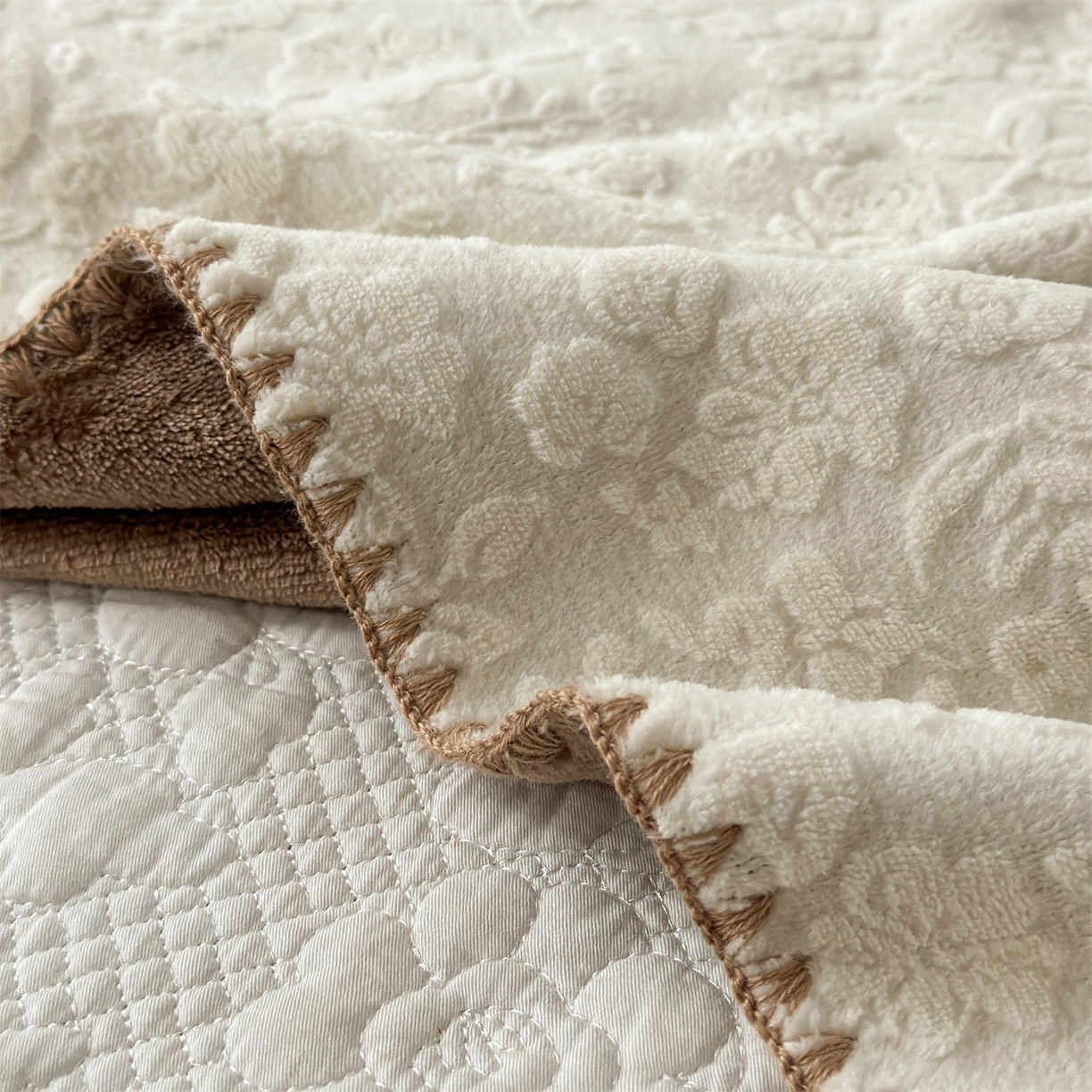 91家纺网 家纺一手货源 找家纺 丝幔家纺 2025新款法式雕花复合毛毯毯子 法式-米色