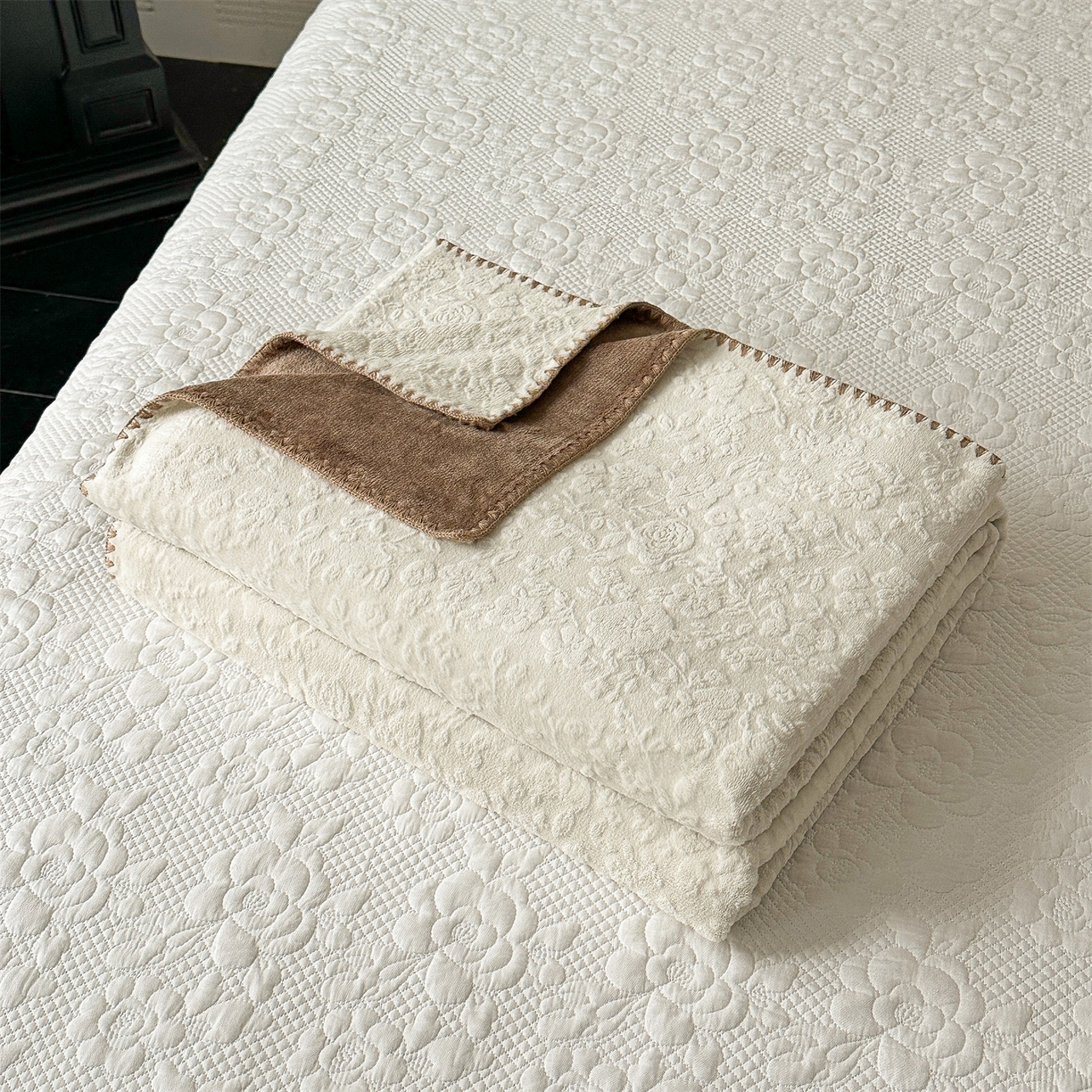 91家纺网 家纺一手货源 找家纺 丝幔家纺 2025新款法式雕花复合毛毯毯子 法式-米色