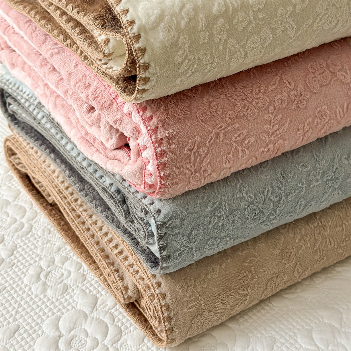 91家纺网 家纺一手货源 找家纺 丝幔家纺 2025新款法式雕花复合毛毯毯子 组合